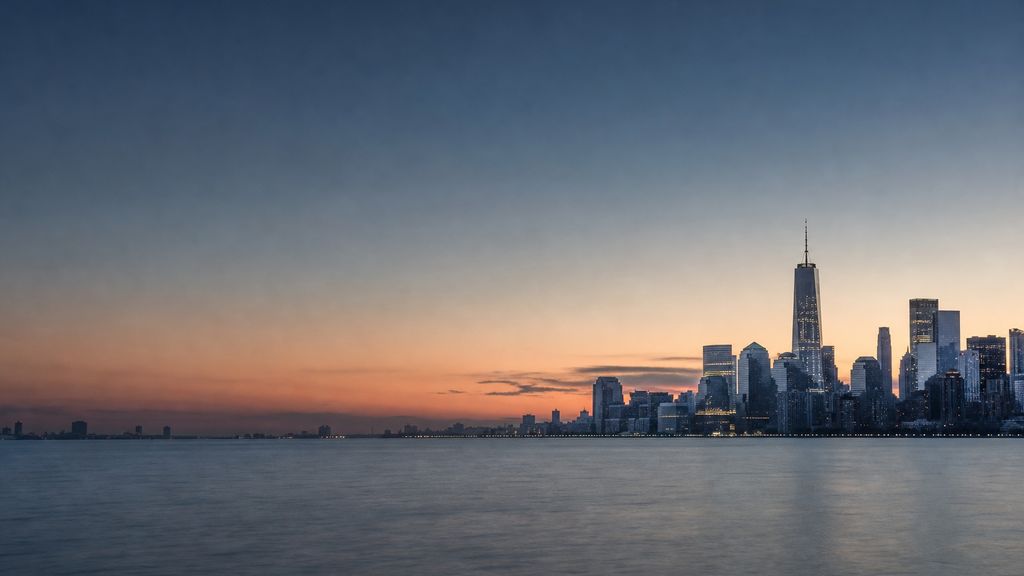黄昏时分的海岸与城市天际线
